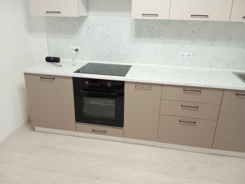 Кухонный гарнитур высокий Латте 3000 мм, Стол. 26 мм в Асбесте - asbest.mebel-e96.ru